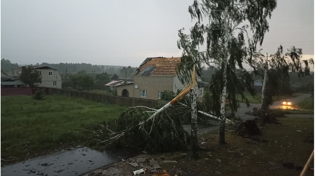 В брянском поселке Климово оперативно начали устранять последствия урагана