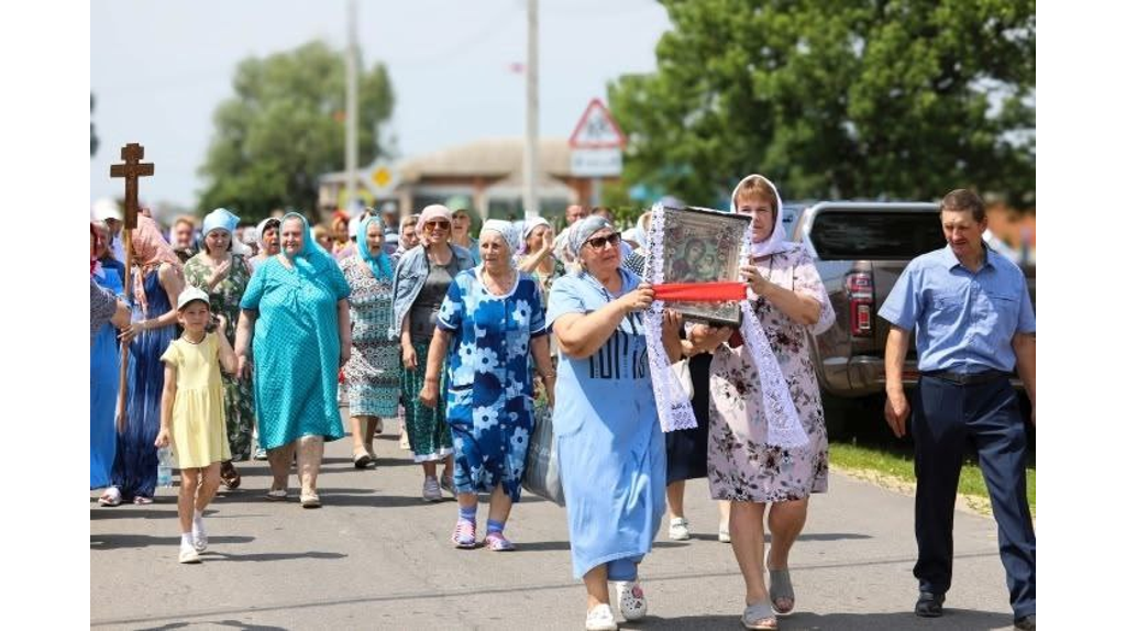 В брянском селе Медвёдово прошел крестный ход в честь Тихвинской иконы Божией Матери