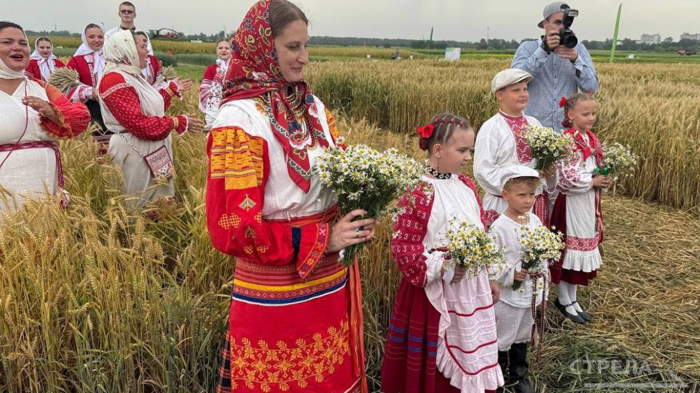 На брянской выставке «День поля» провели обряд зажина первого снопа