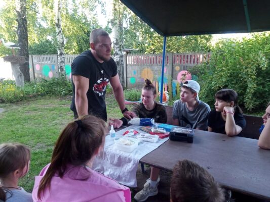 Воспитанники Карачевского приюта осваивали тактическую медицину с боевым офицером