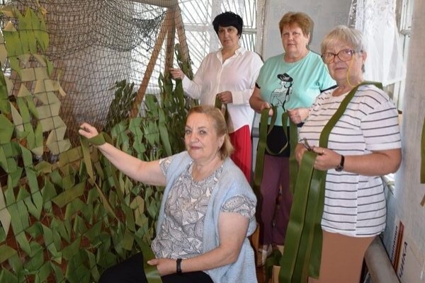 В Клетнянском районе изготавливают маскировочные сети для наших защитников