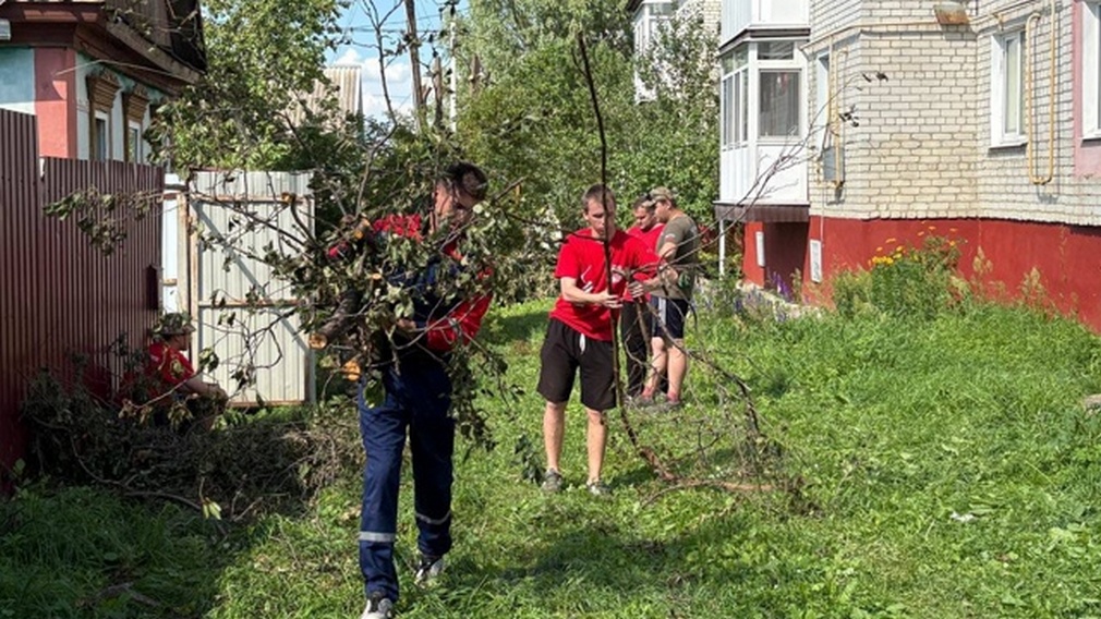 Активисты брянской волонтерской роты приняли участие в ликвидации последствий урагана в Климово