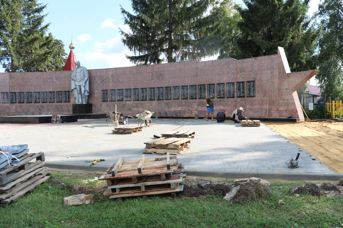 В Стародубе продолжается реконструкция Стены Памяти