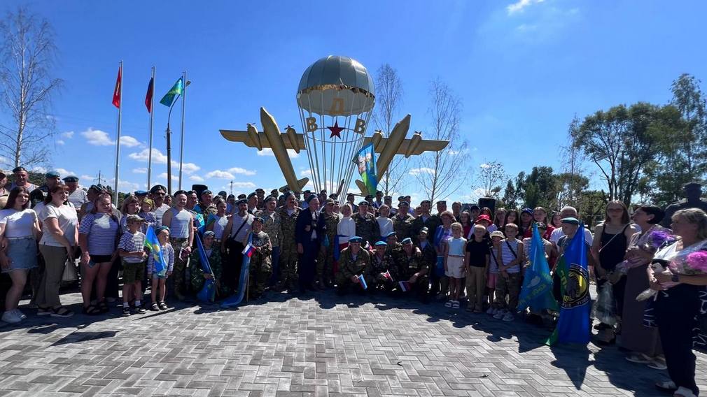 В Климовском районе открыли сквер и памятный знак ВДВ