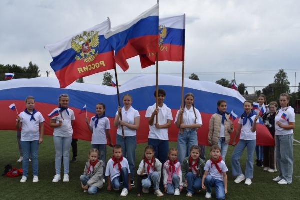 Клетня отметила День государственного флага праздничным флешмобом