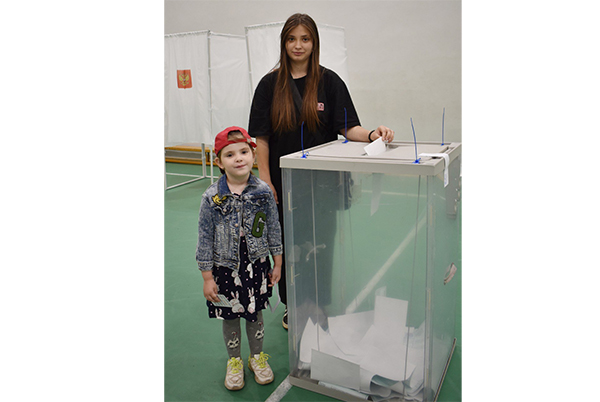 Юная клетнянка Яна впервые проголосовала на выборах