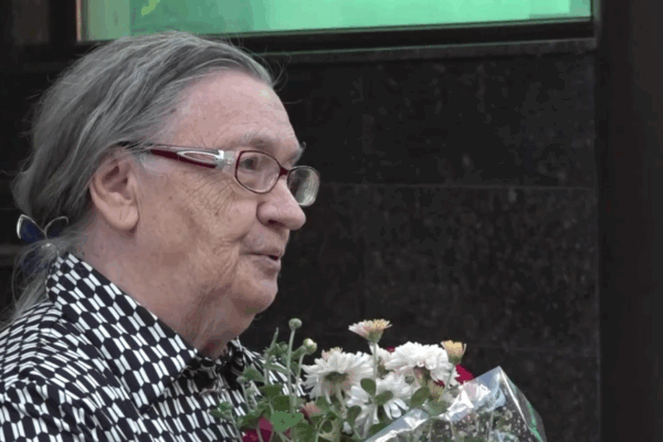 Легендарную спортсменку и блокадницу Самотёсову поздравили артисты Брянской филармонии