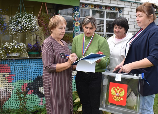 За сильную Брянщину проголосовала на дому пенсионерка из Клетни Людмила Кацулицкая