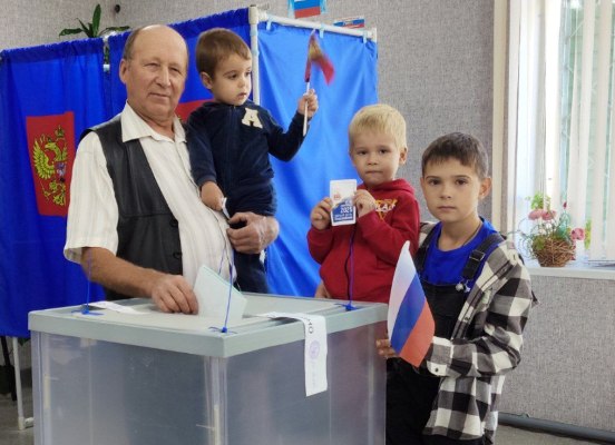 Житель Клетни Василий Петруненко с внуками голосует за сильную Брянщину