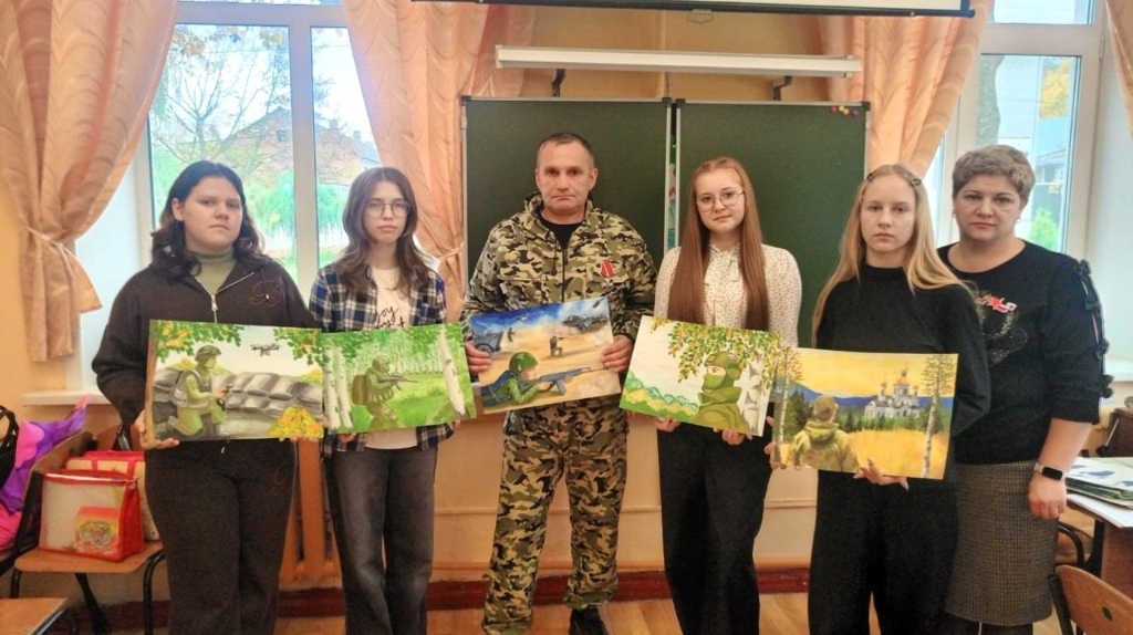 В Сураже дети создавали портреты героя ко Дню отца