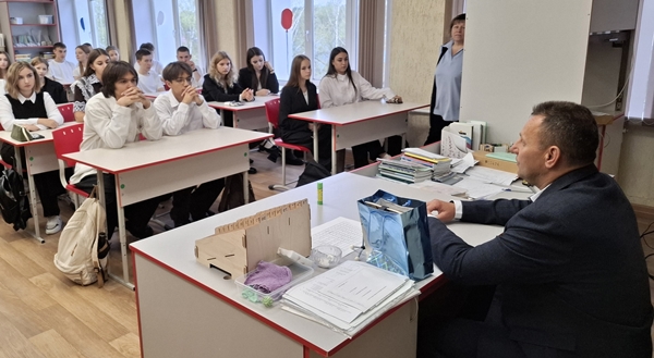 Клетнянские школьники встретились с участниками спецоперации Александром Протченковым и Алексеем Ушановым