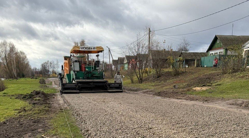 В селе Киваи Брянской области ремонтируют автодорогу по улице Первомайская