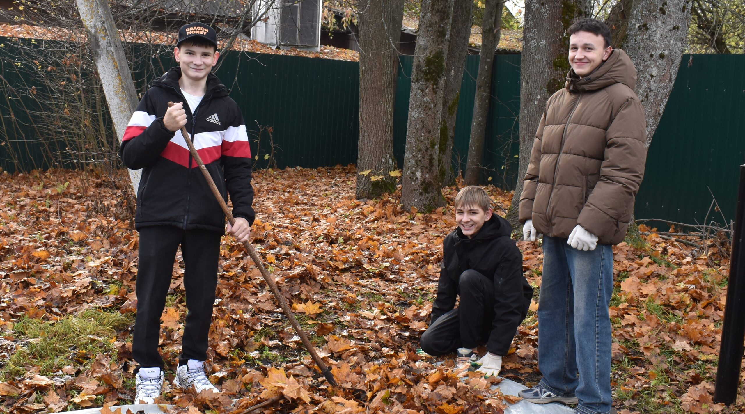 Клетнянские школьники навели порядок в городском парке