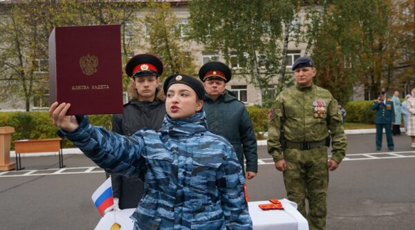 В Брянске росгвардейцы поздравили кадет с принятием клятвы кадета