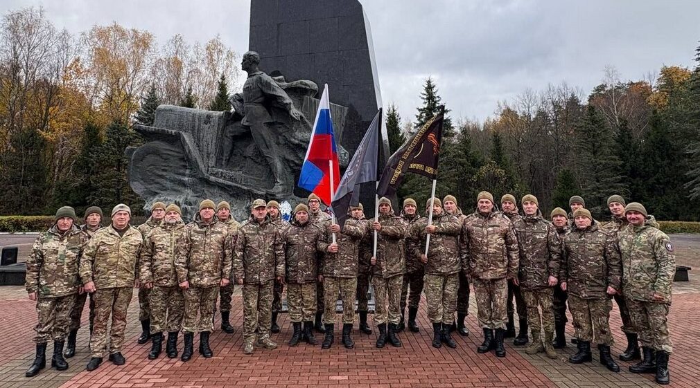 Бойцы «БАРС-Брянск» почтили память воинов-водителей