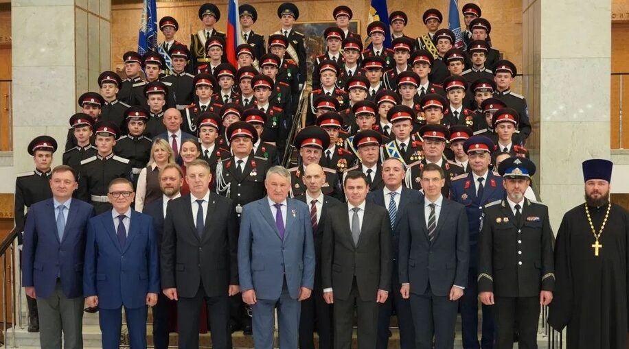 Стародубскому казачьему кадетскому корпусу вручили переходящее знамя Президента РФ