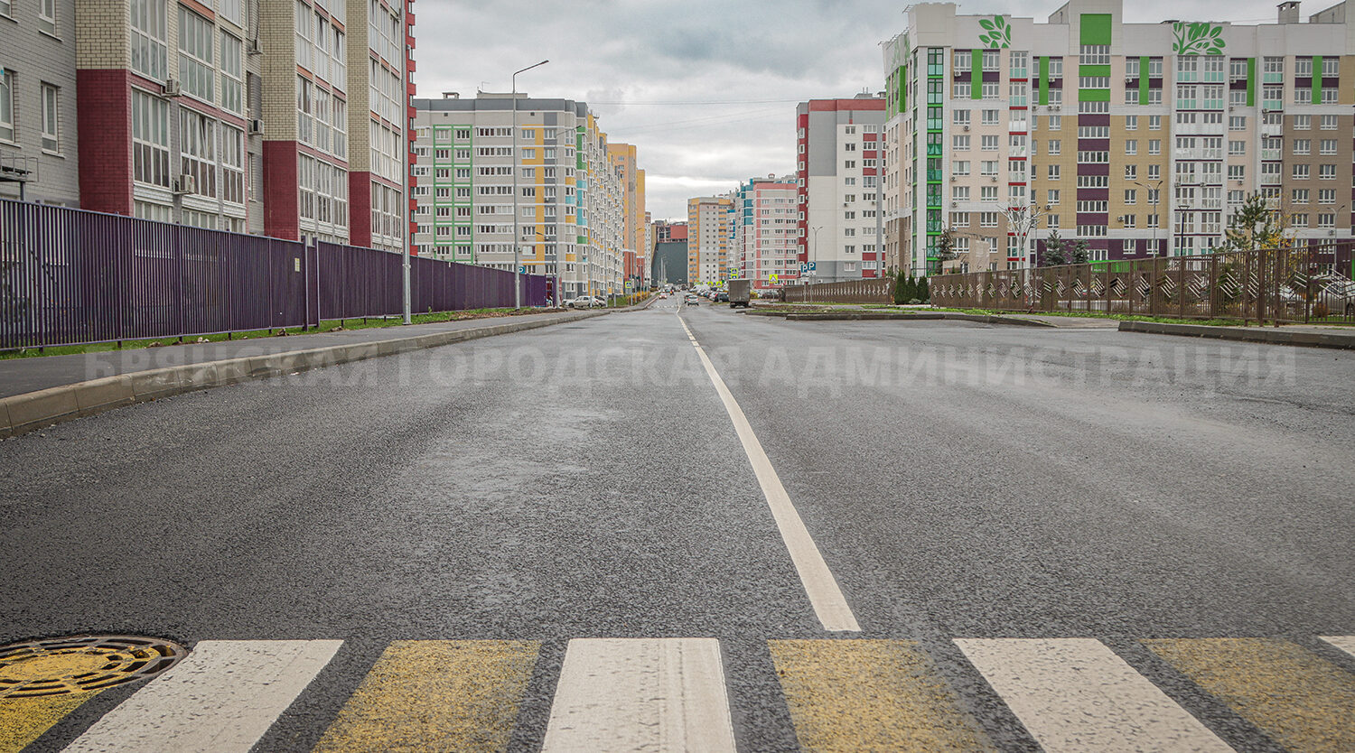 На улице Строкина сделали новый асфальт и проложили ливневую канализацию