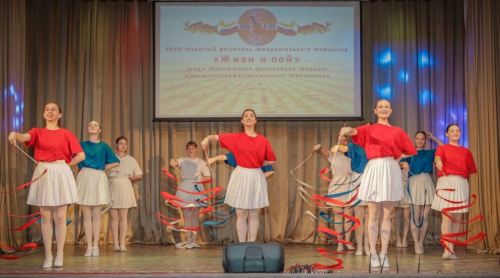 В Брянске прошёл студенческий фестиваль «Живи и пой»