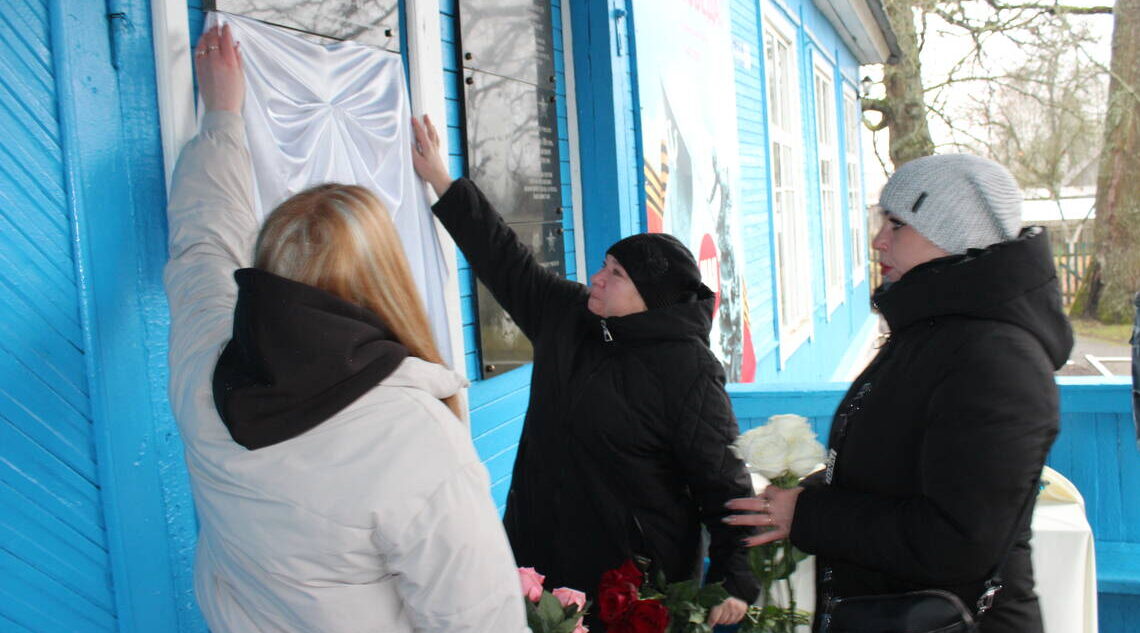 В селе Холмечи Суземского района увековечили память Михаила Кузьмичева