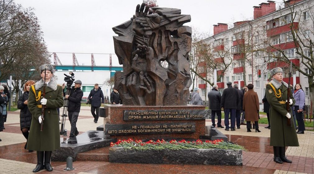 Губернатор Александр Богомаз возложил цветы к памятнику на площади Восстания в Гомеле