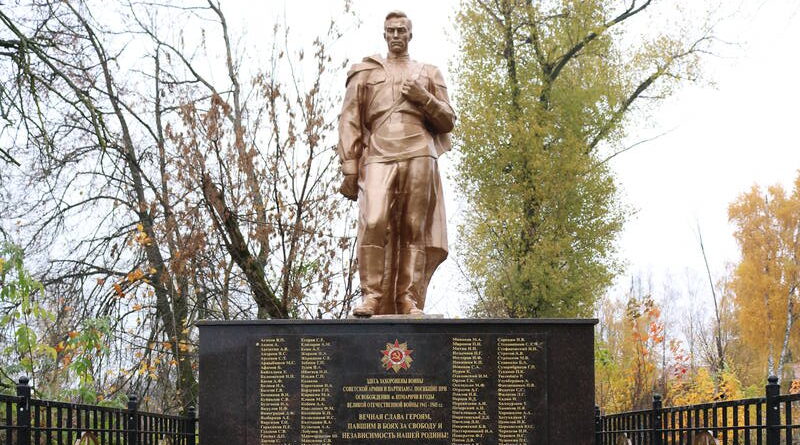 Благоустройство памятника героям 624 стрелкового полка в Комаричском районе продолжается