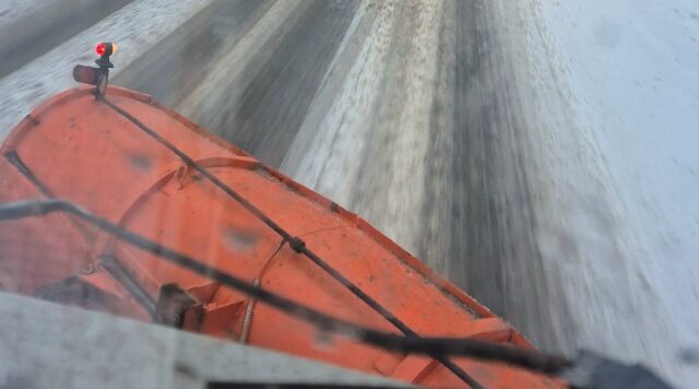 Дороги Брянской области чистят от снега и обрабатывают песко-соляной смесью круглосуточно