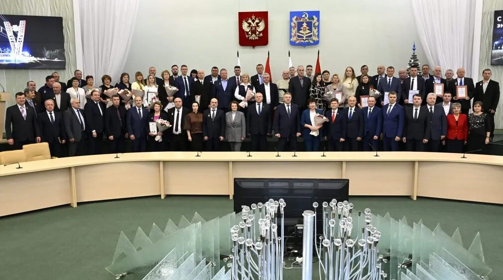 Губернатор поблагодарил брянских энергетиков за благотворительность и заботу о ветеранах отрасли