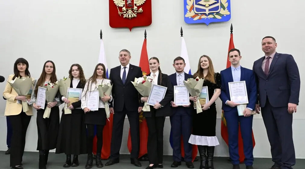 В Брянске молодежи вручили именные стипендии