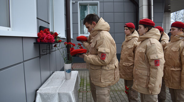 Чтобы помнили. Мемориальная доска погибшему выпускнику стала частью истории Клетнянской школы