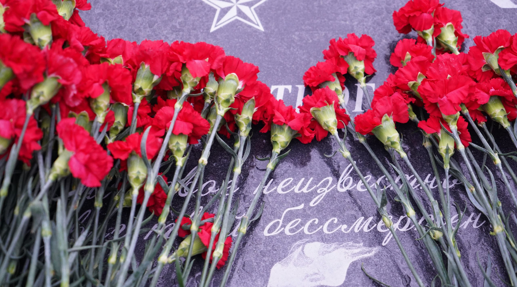 Губернатор Брянской области почтил память Неизвестного Солдата