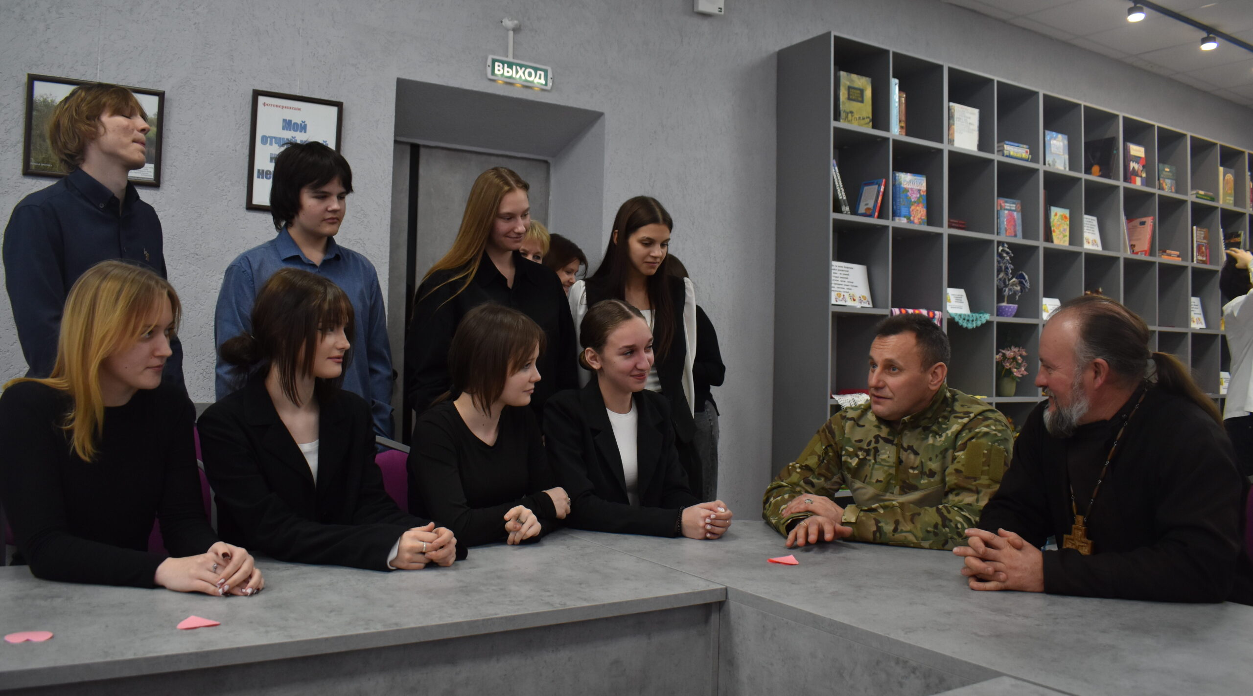 Накануне Дня Героев Отечества в библиотеке говорили о важном: отваге, мужестве, любви к Родине