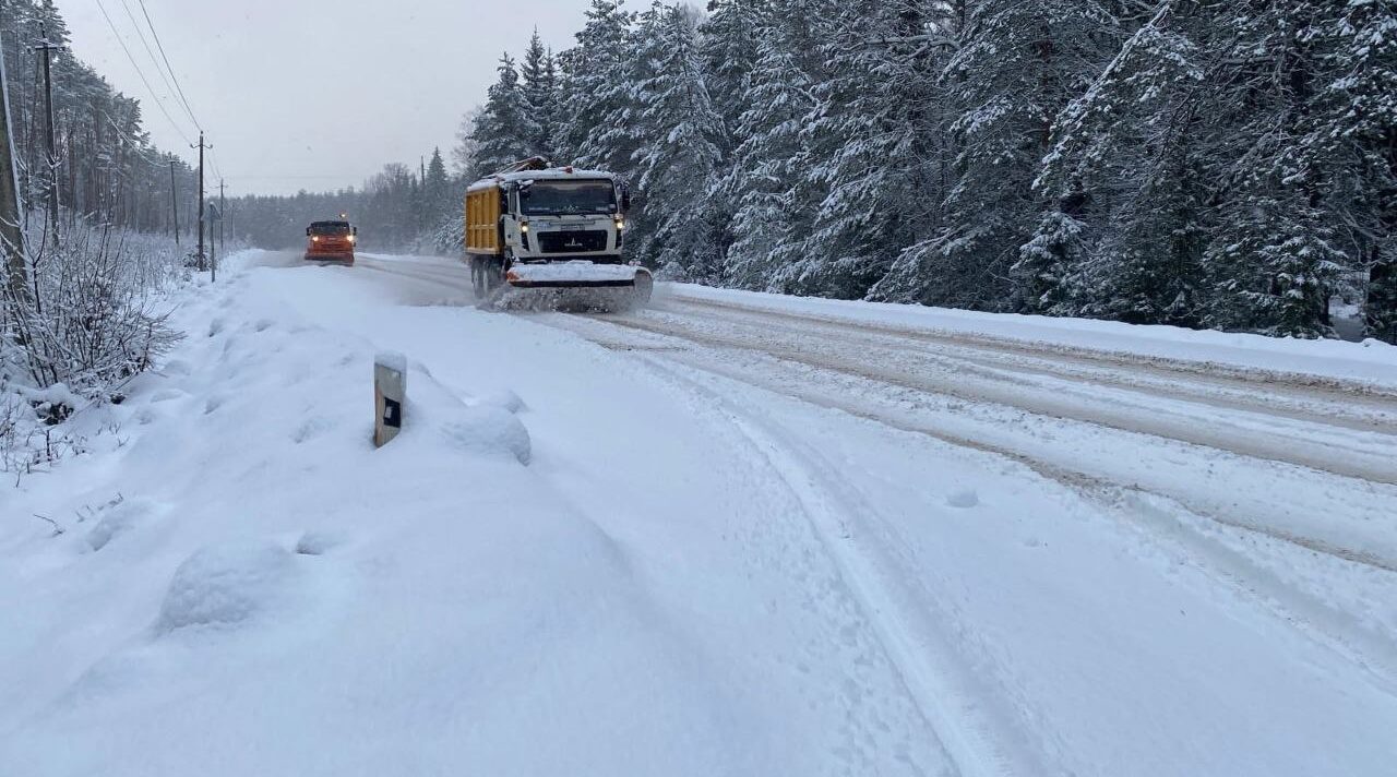 В Клетнянском районе на расчистку дорог от снега технику вывели коммунальная и дорожная службы