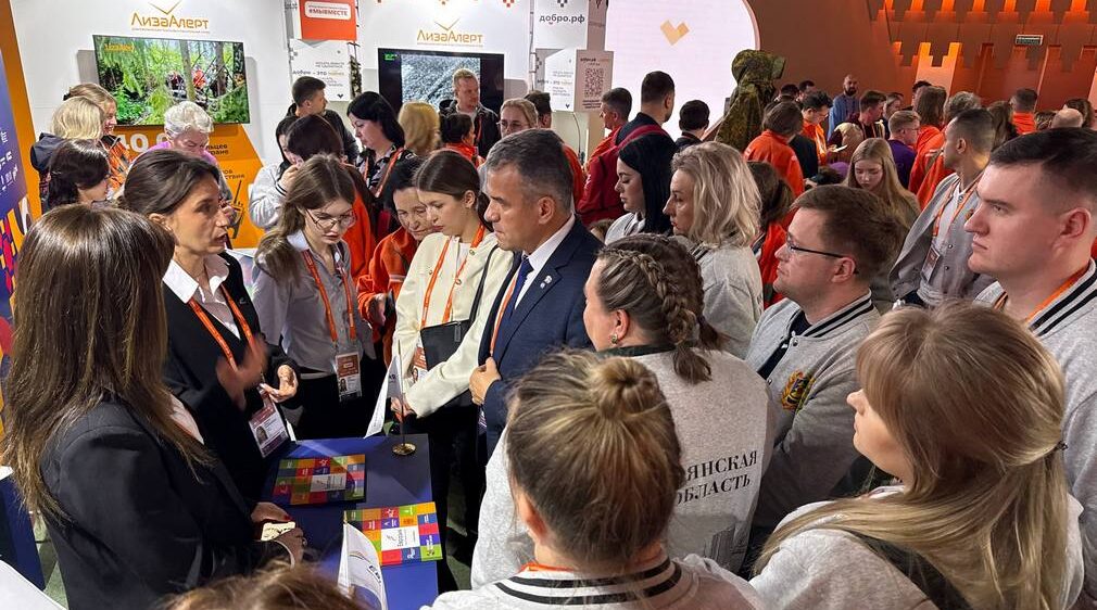 Брянская делегация на форуме посетила «Площадь добрых дел»  04.12.2025 18:23:30