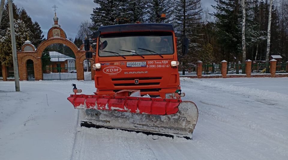 Дорожные и коммунальные службы в Клетне ведут плановую уборку снега