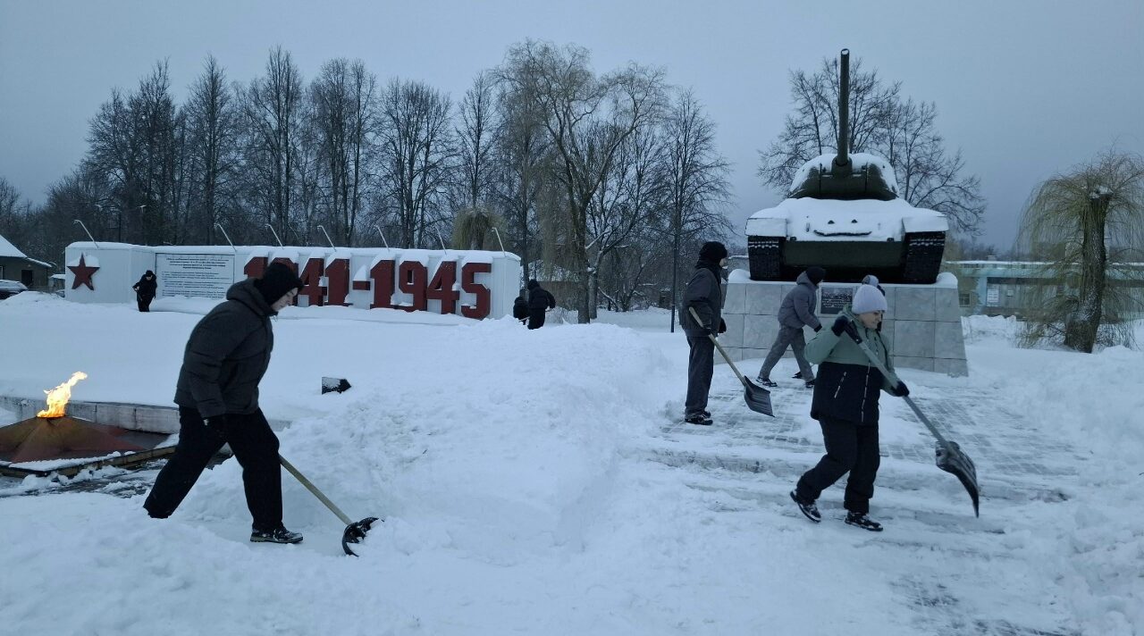 Снежный десант. Старшеклассники очистили территорию памятка в Клетнепамятник от зимнего плена