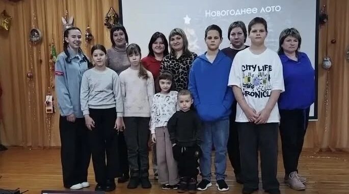 Школьные активисты провели праздничную игру для малышей