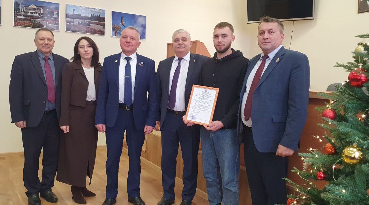 В Красногорском районе Брянщины вручили областные жилищные сертификаты детям-сиротам