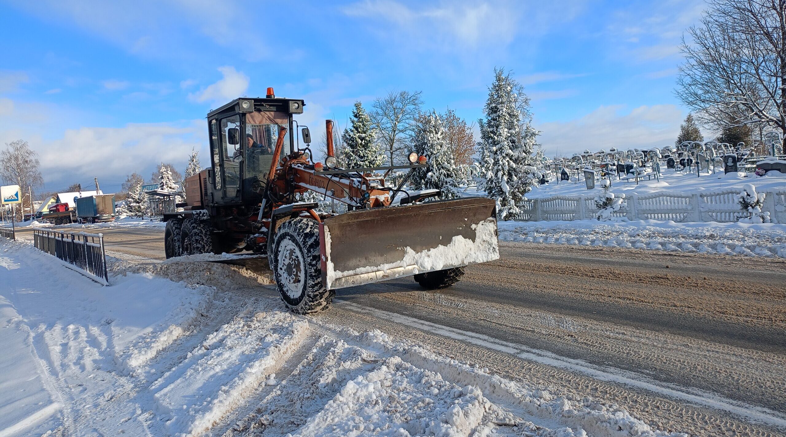 В Мглинском районе ведется уборка снега