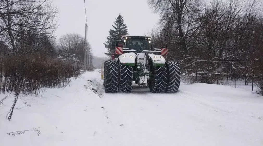 В Выгоничском районе продолжается уборка снега на дорогах