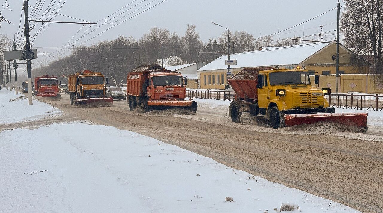 Новогодний снегопад в Брянске: 58 машин и 78 рабочих на уборке