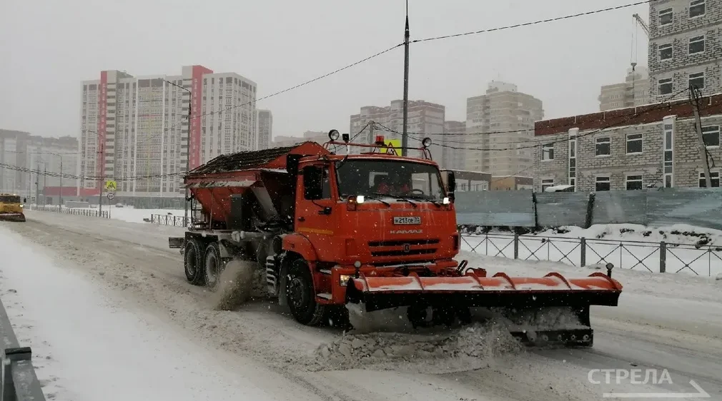 В Брянской области продолжают очистку и обработку автодорог