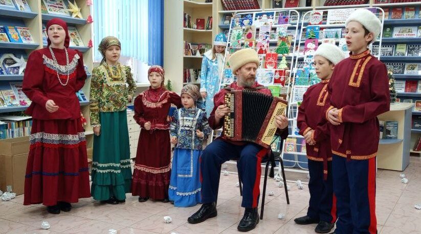 Для юных клетнянцев провели новогоднее представление в библиотеке