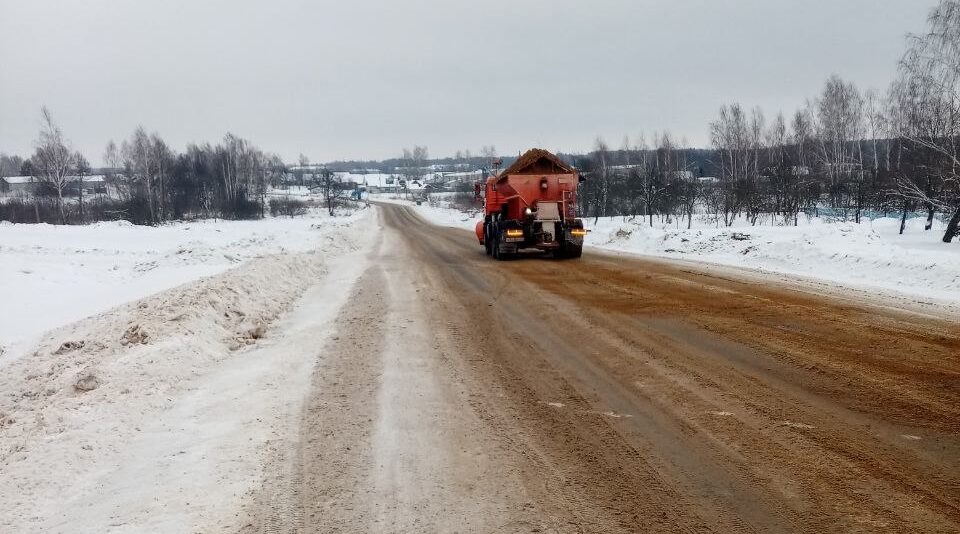 В Брянской области очищают дороги от снега
