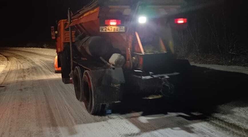 специализированные службы ведут круглосуточные работы по очистке  дорог от снега