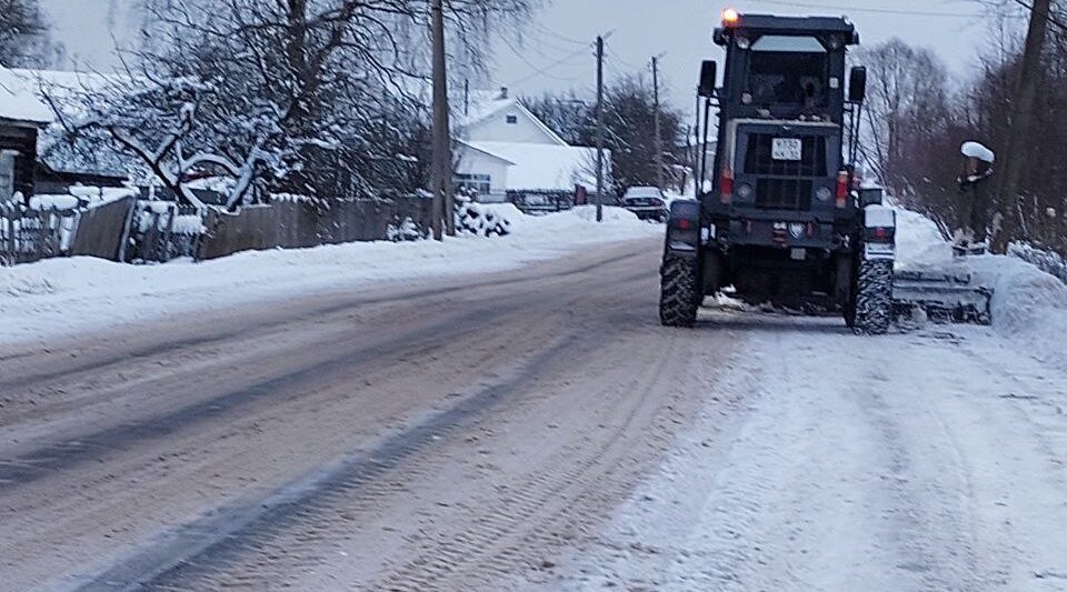 Клетнянские коммунальщики работают на дорогах поселка  