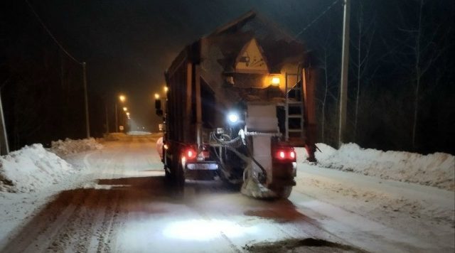 На дороги Брянской области за минувшие сутки было израсходовано около 2 тыс. т песко-соляной смеси