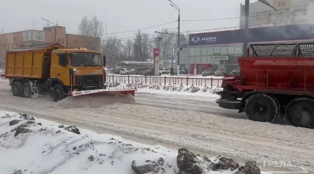 В Брянске дорожники и коммунальщики ликвидируют последствия снегопада