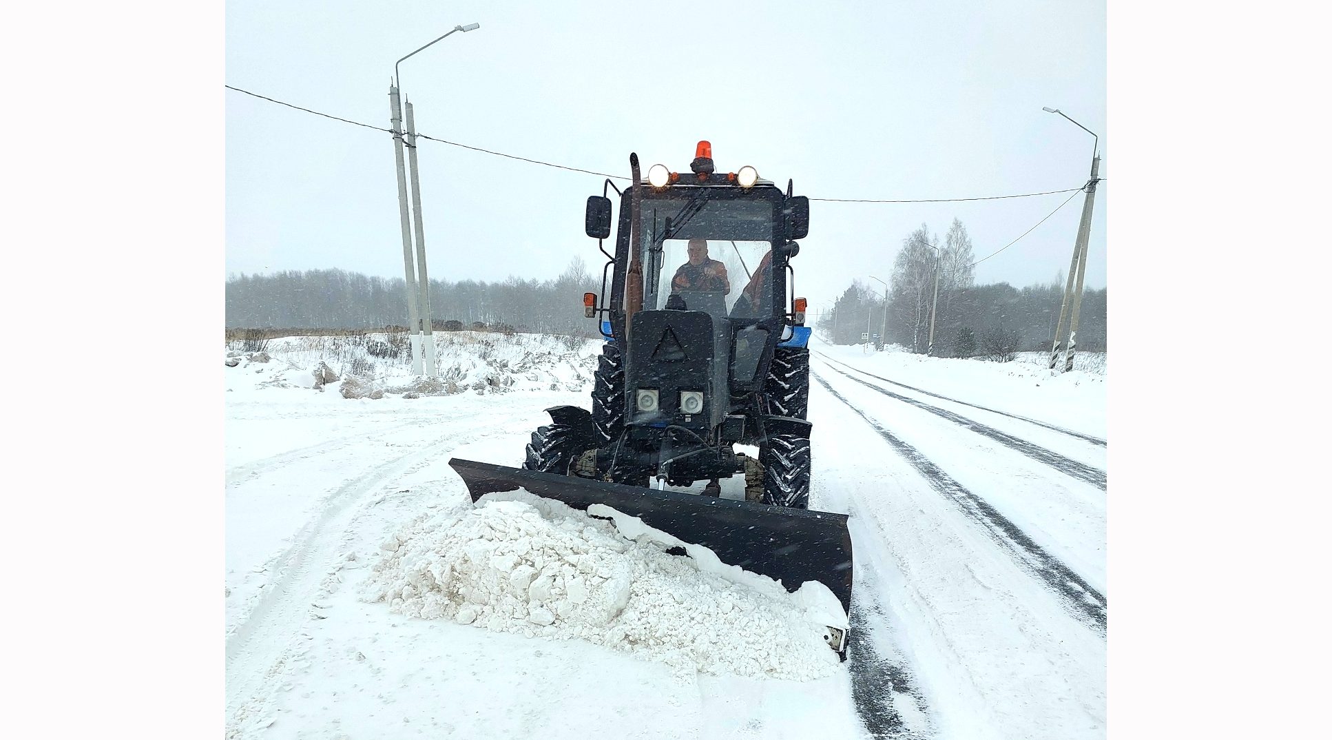 Брянские дороги обрабатывают от гололеда песко-соляной смесью