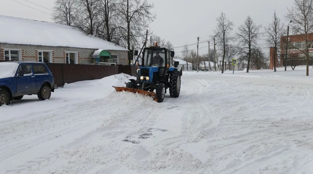 В Клетнянском районе продолжается борьба со снежной стихией