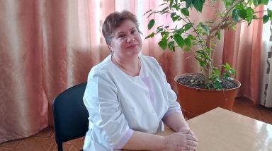 Клетнянский фельдшер Людмила Пугачевская принимает поздравление с профессиональным праздником